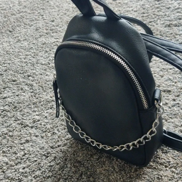 ✨ 5/$20 Cute mini backpack - Picture 2 of 4